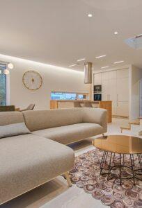 Intérieur luxueux dans une maison moderne parisienne