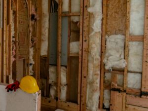 Casque de chantier, gants et mur en cours d’isolation – illustration d’un chantier de rénovation énergétique à Paris par Avinkel Rénovation Photo de Kindel Media: https://www.pexels.com/fr-fr/photo/demoli-detruit-renovation-fixer-8488031/