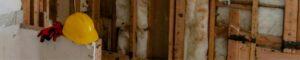 Casque de chantier et gants posés sur un mur en cours d’isolation – chantier d’isolation thermique à Paris présenté dans l’article "les différents types d’isolants"