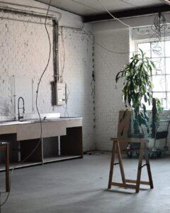 Appartement en rénovation à Paris avec fils électriques pendants du plafond – chantier de rafraîchissement en cours