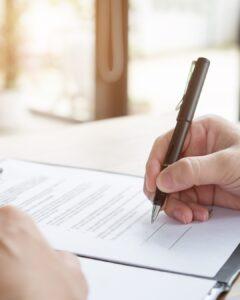 Client signant un devis pour des travaux de rénovation avec Avinkel Rénovation à Paris