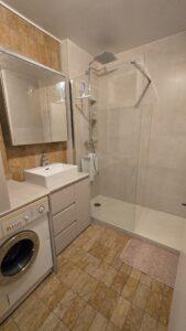 Rénovation complète d'une salle de bains avec pose d'un receveur de douche