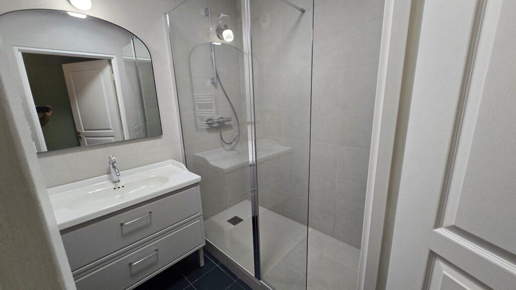 Amélioration d'une salle de douche avec pose d'un receveur et d'une nouvelle vasque