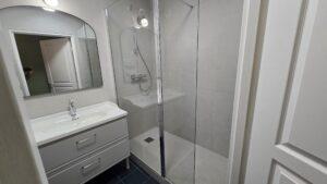 Amélioration d'une salle de douche avec pose d'un receveur et d'une nouvelle vasque