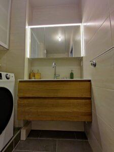 Pose d'une nouvelle vasque sur un meuble avec ses 2 tiroirs