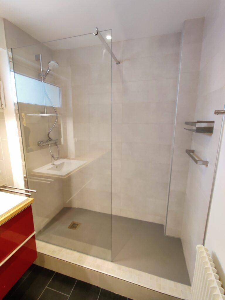 Pose d'une nouvelle douche avec son receveur, son pommeau ...