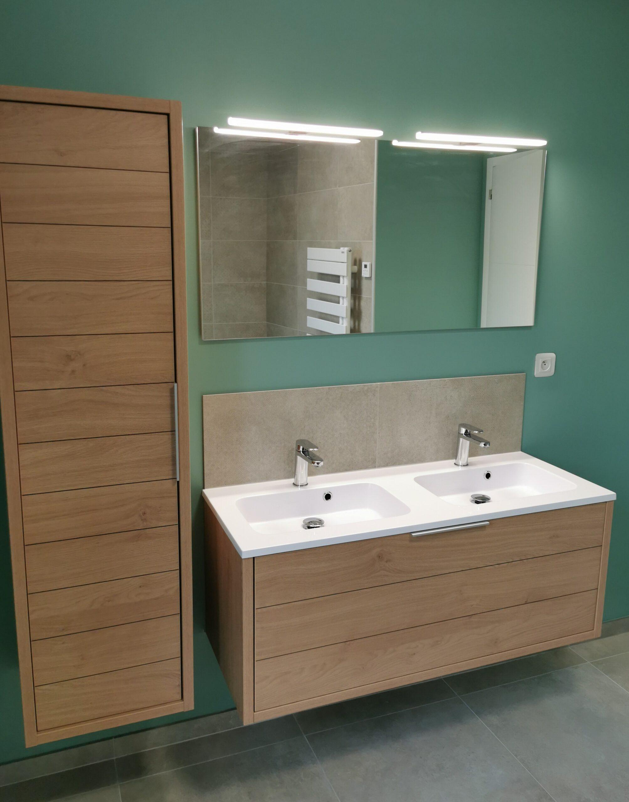 Salle de bains équipée d’une double vasque, d’un miroir et d’une colonne de rangement