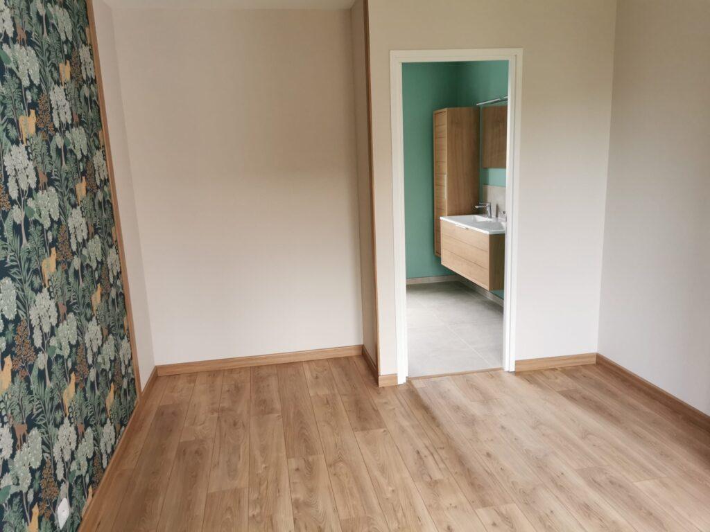 Pose d'un parquet, d'un revetement mural et création d'une nouvelle salle de douche