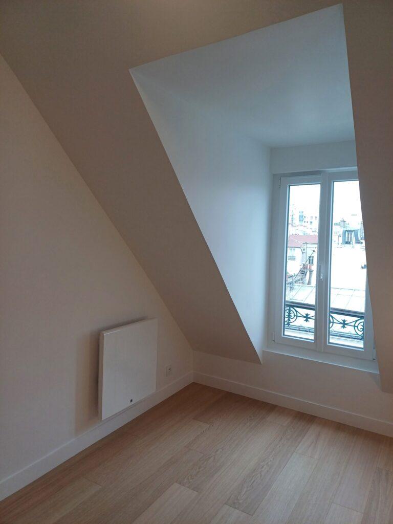 Vue depuis une pièce dans les combles parisiens