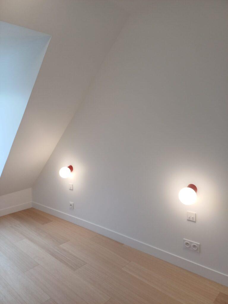 Travaux d'électricité et mise au goût du jour pour cette petite chambre parisienne