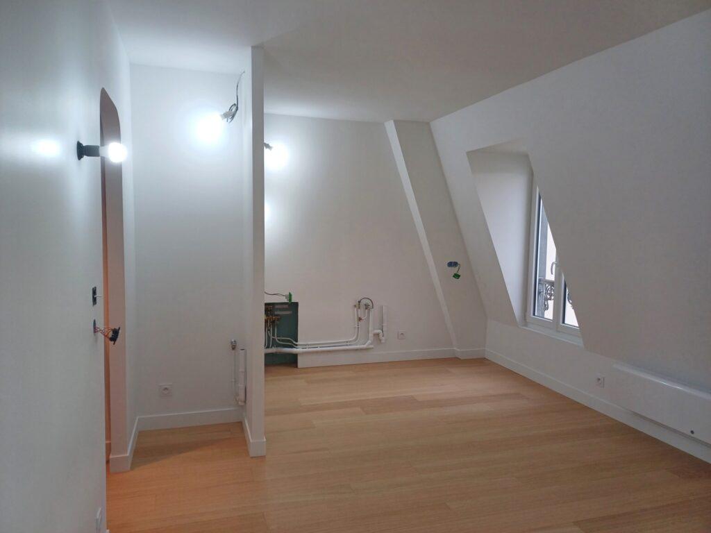 Pose d'une isolation complète sur les murs de cet appartement parisien