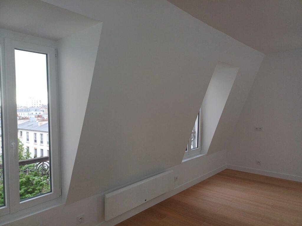 Isolation murale intérieur de cette pièce dans les combles parisiens