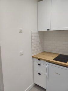 Pose d'un carrelage mural pour cette petite kitchenette