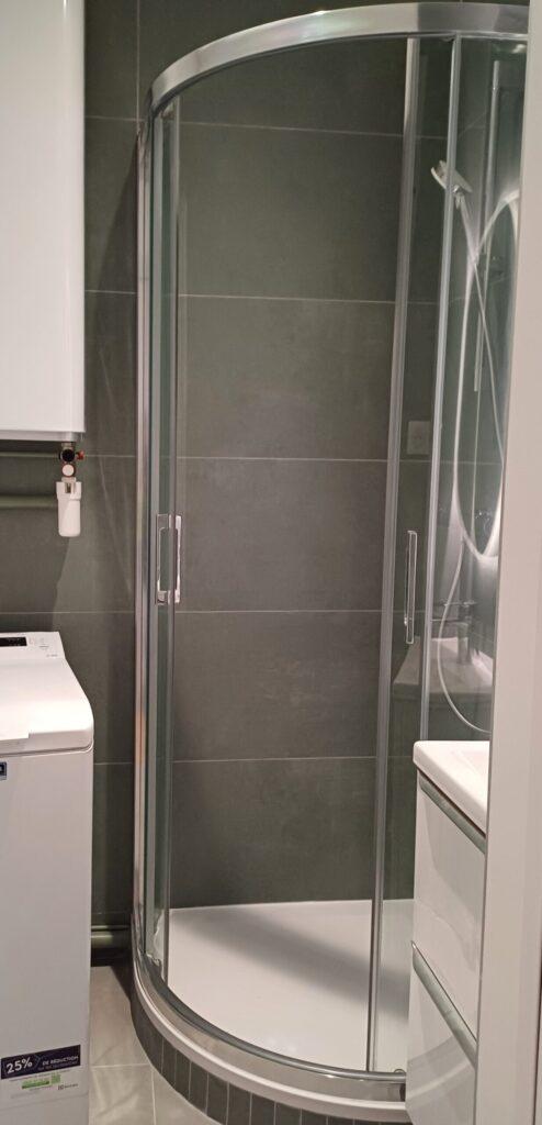 Aménagement de ce petit espace de douche avec pose d'une cabine de douche