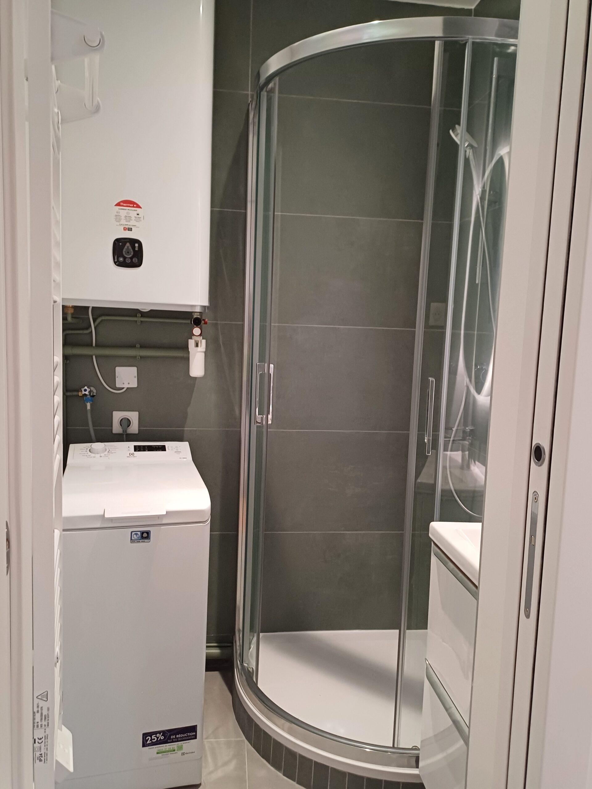 Cabine de douche posée dans une salle de douche compacte