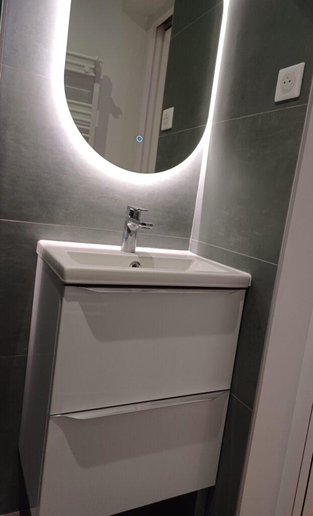 Pose d'un petit meuble avec sa vasque