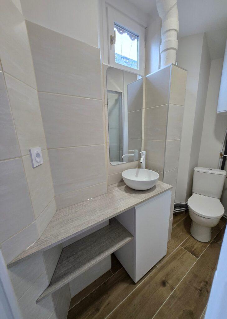 Pose d'un nouveau parquet dans ces petits wcs et pose d'une vasque et d'un revêtement mural adapté