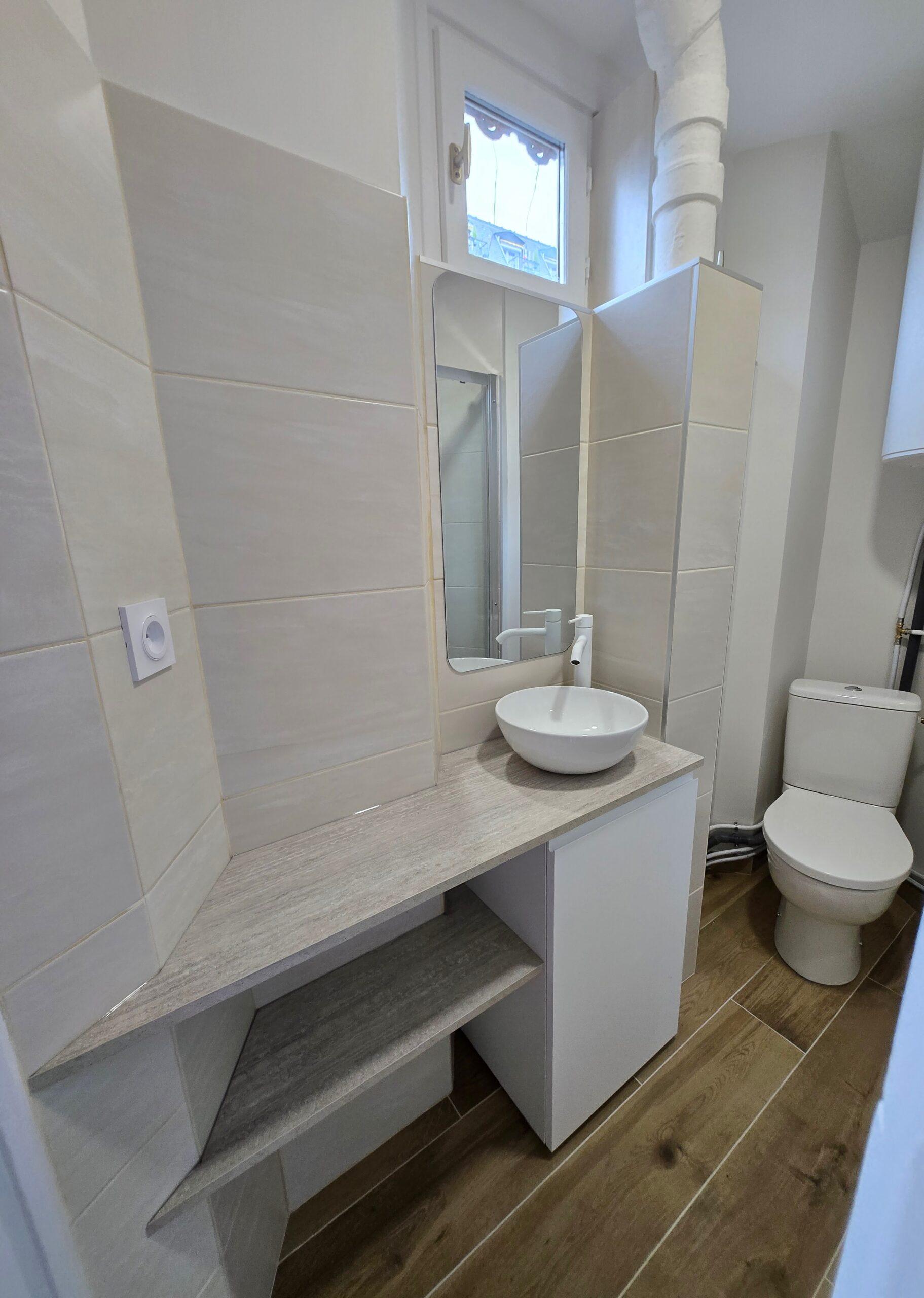 Travaux de rénovation : nouveau parquet, vasque et revêtement mural dans petits WCs