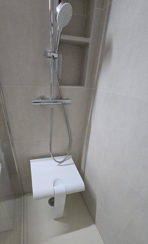 Pose d'un petit siège de douche et de sa colonne