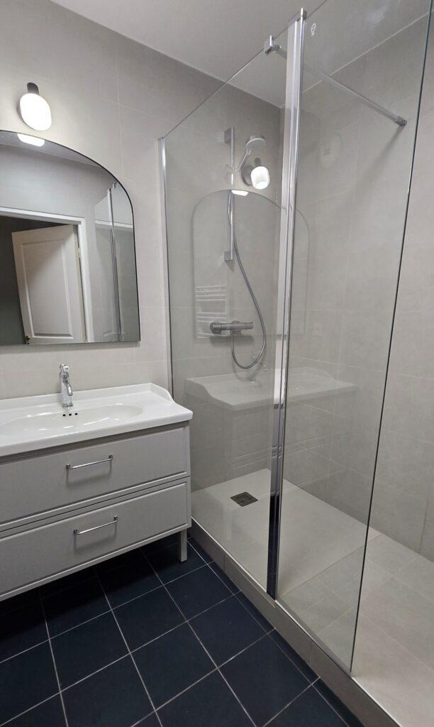 Rénovation complète de cette salle de douche avec pose d'une nouvelle douche