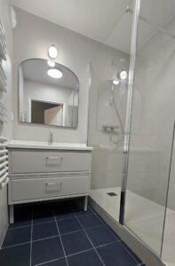 Rénovation complète de cette salle de douche (receveur de douche, meuble vasque, ...)