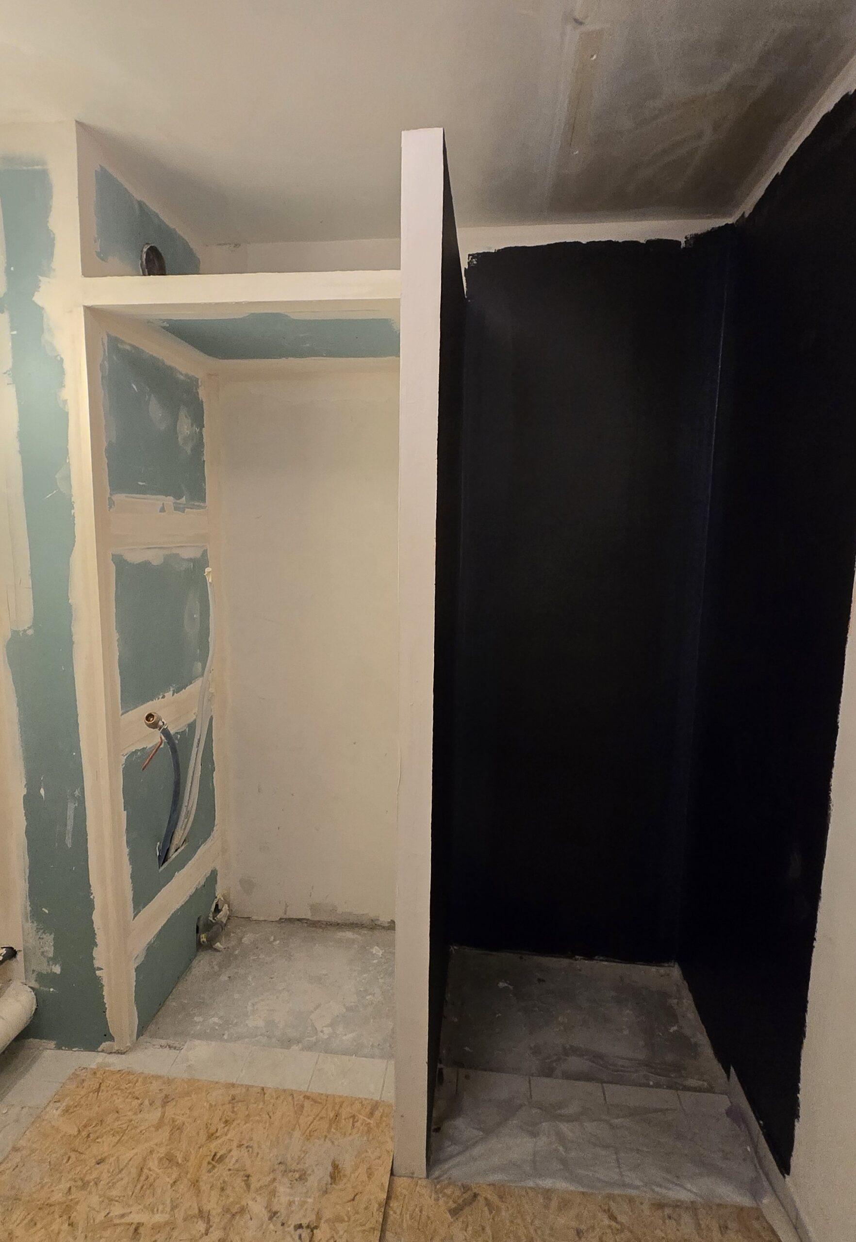 Création d’une nouvelle salle de douche fonctionnelle et moderne