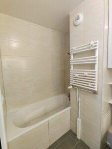 Amélioration et rénovation d'une salle de bains et pose d'un sèche serviettes