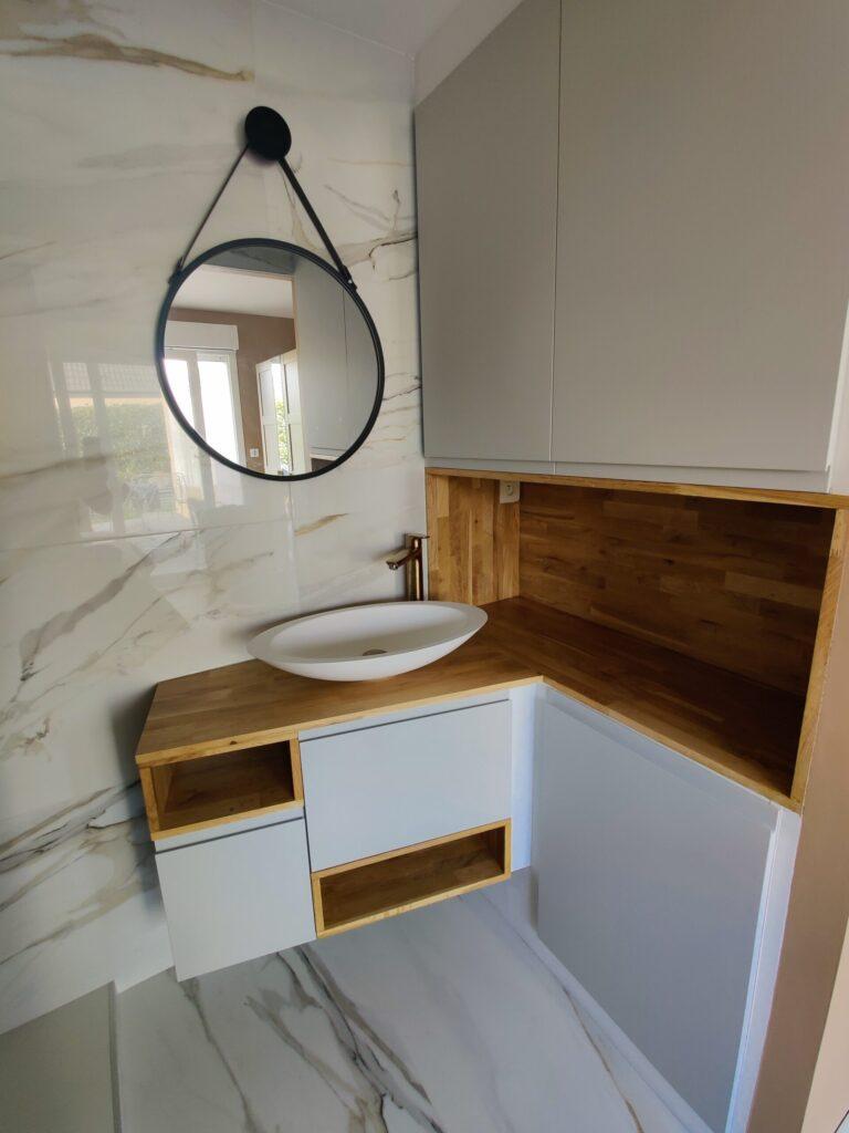 Magnifique création d'un meuble sur mesure pour cette salle de douche