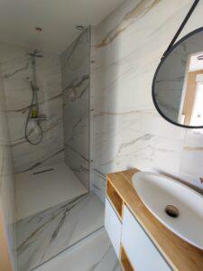 Paroi en effet marbre posé dans cette nouvelle salle de douche rénové