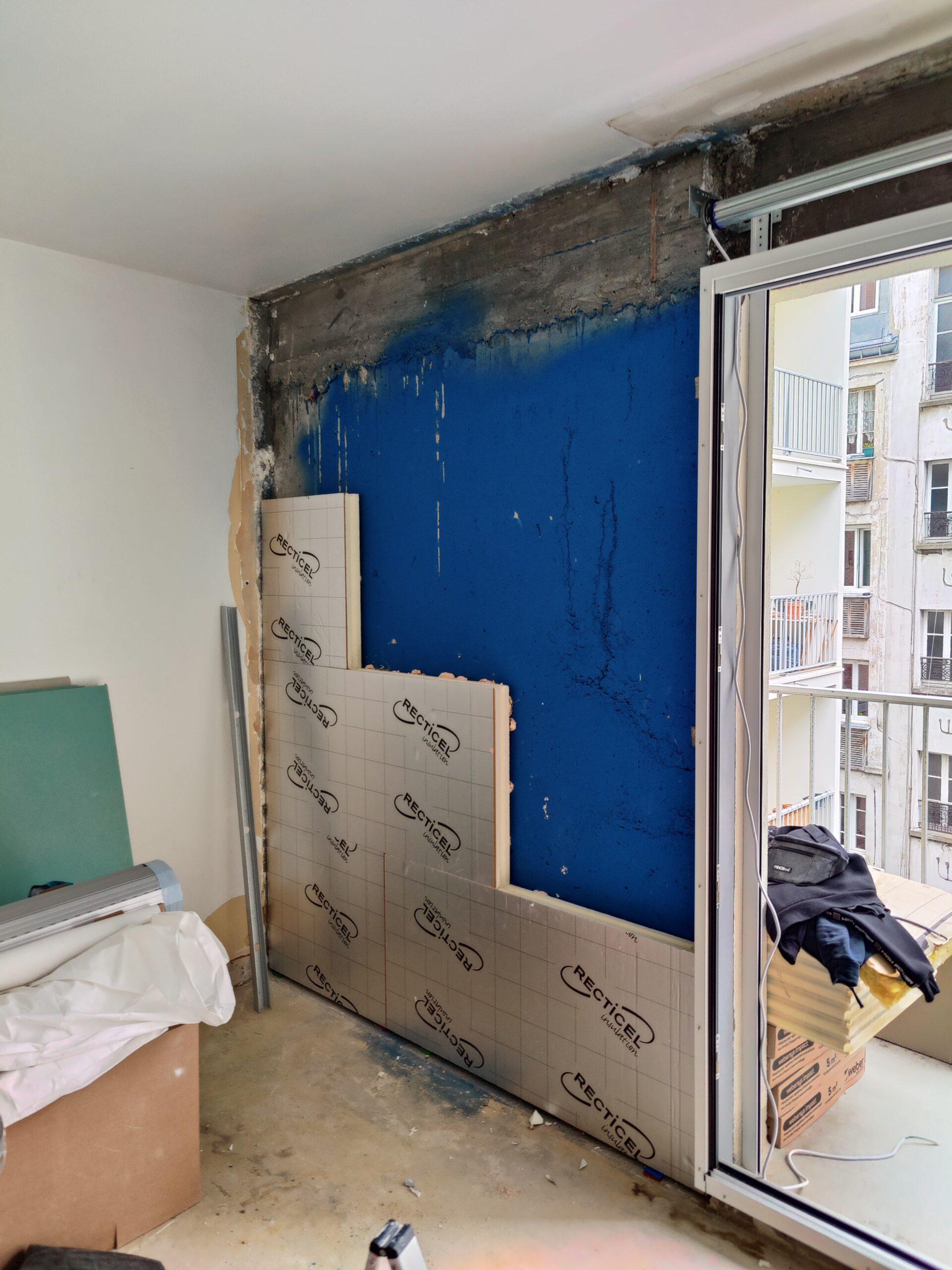 Travaux d’isolation d’un mur avec laine de bois écologique