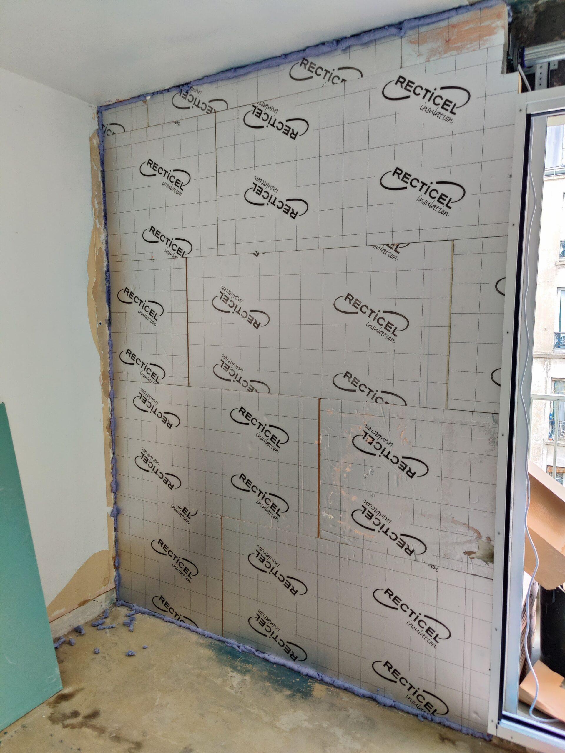 Mur entièrement isolé avec de la laine de bois écologique