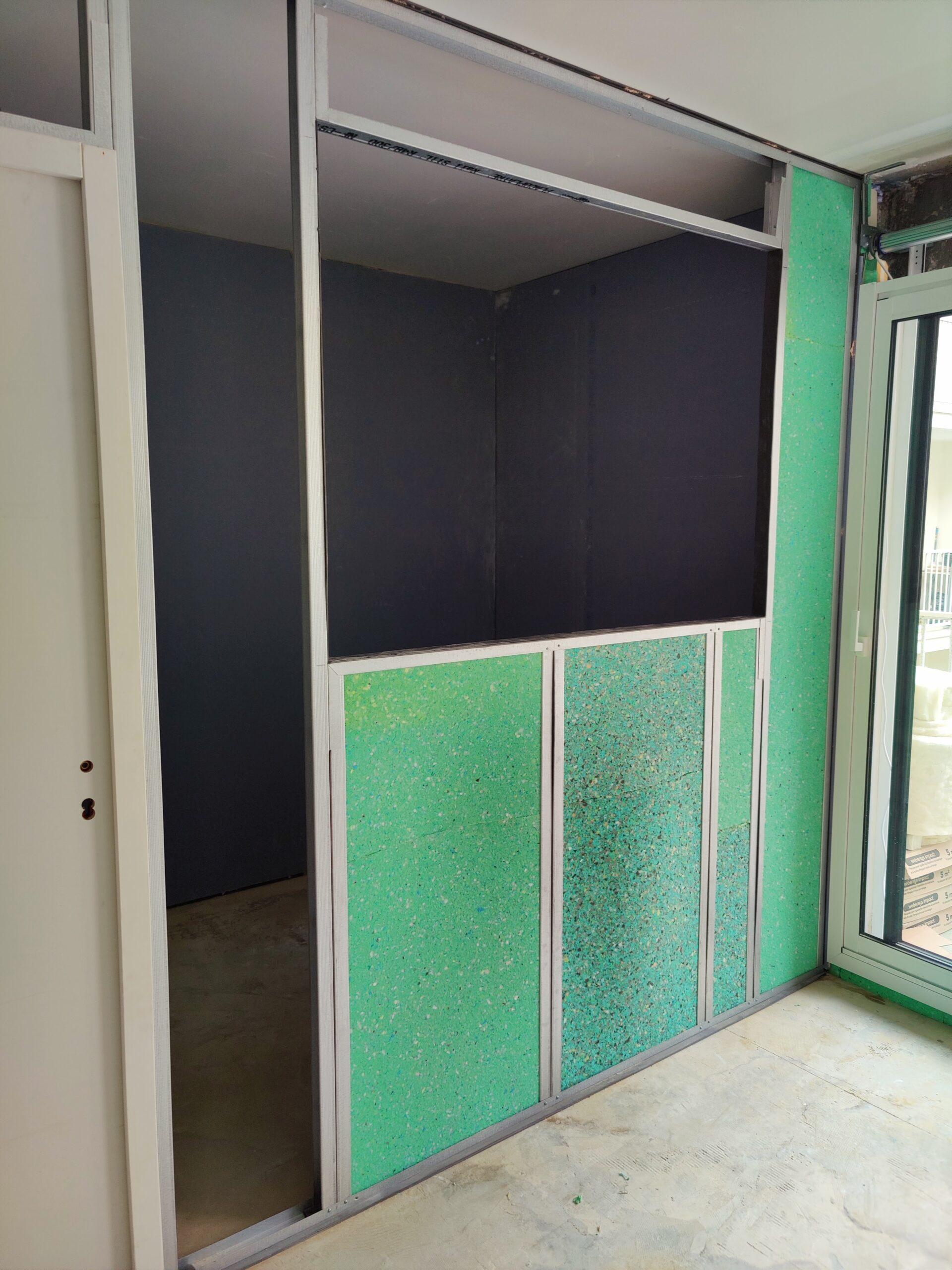 Travaux de construction d’une cloison pour aménager un nouvel espace