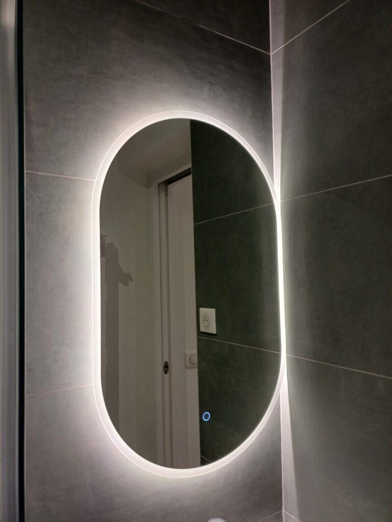 Miroir rétro éclairé pour une salle de bains lumineuse