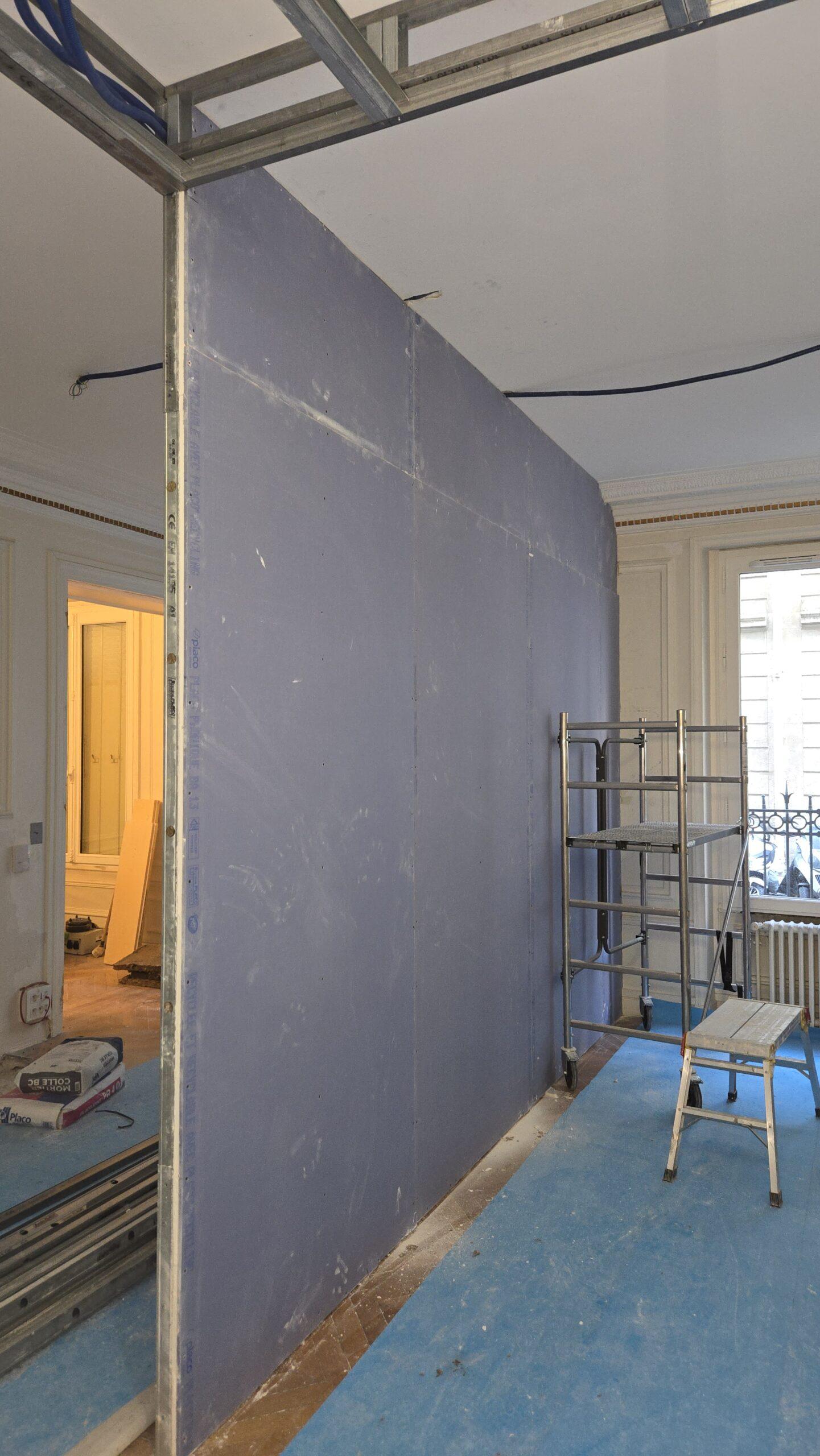 Installation d’une cloison pour transformer une pièce en deux espaces distincts