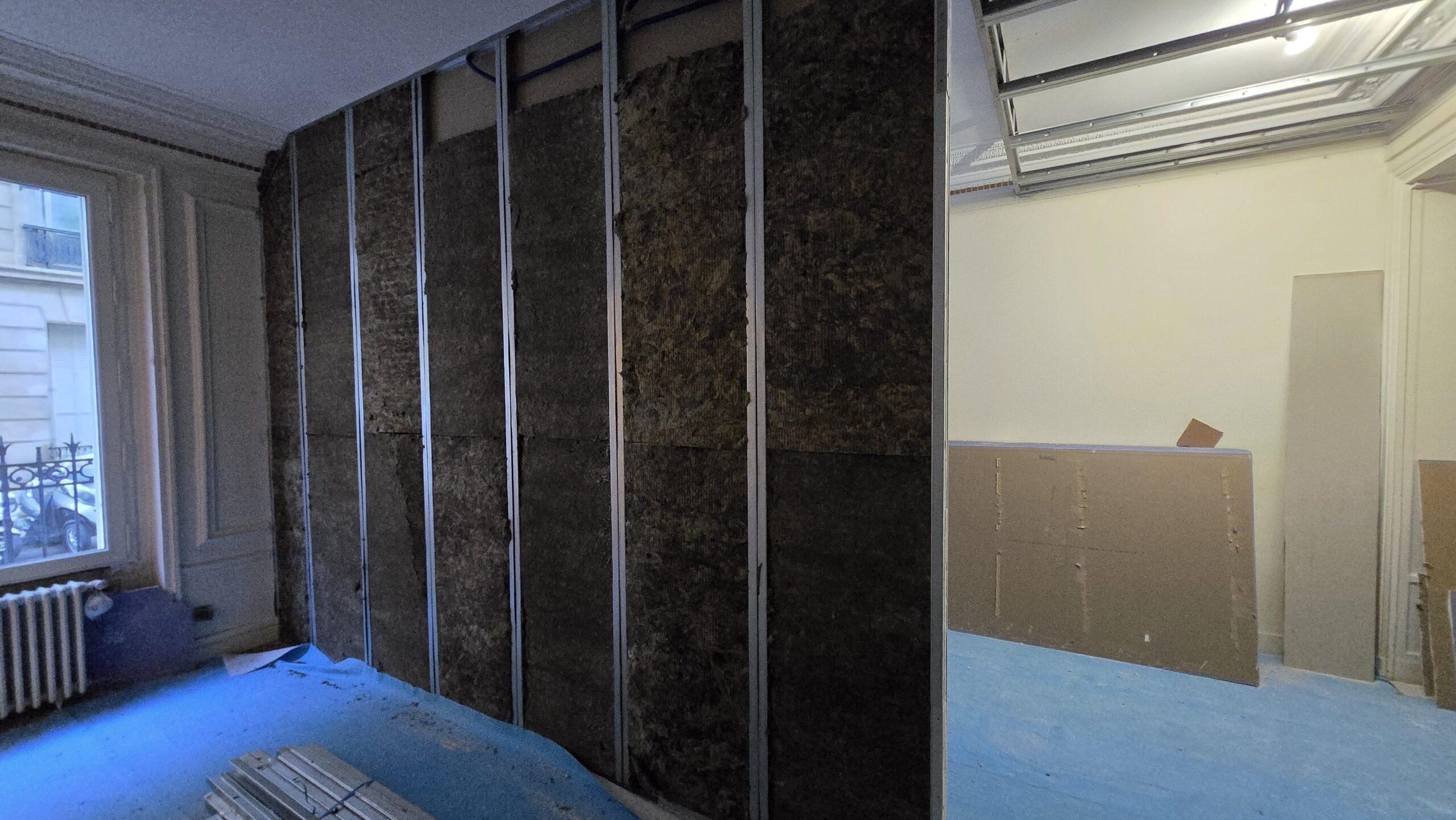 Pose d’une nouvelle cloison avec isolation pour améliorer confort et intimité