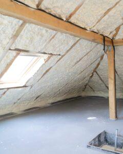 Isolation sous rampants avec de la laine et fibres naturelles