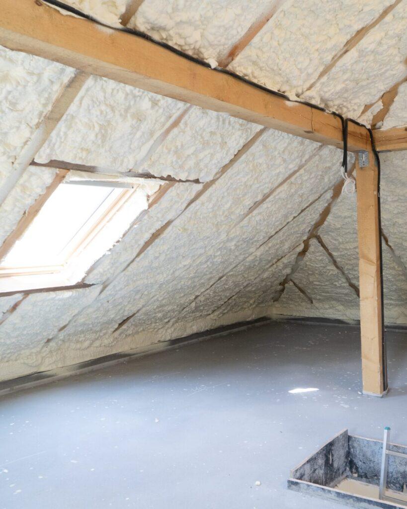 Isolation sous rampants avec de la laine et fibres naturelles