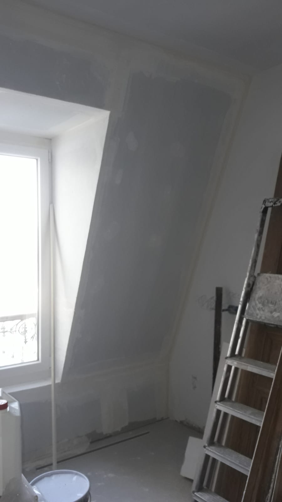Travaux de peinture pour uniformiser et embellir le mur sous rampant