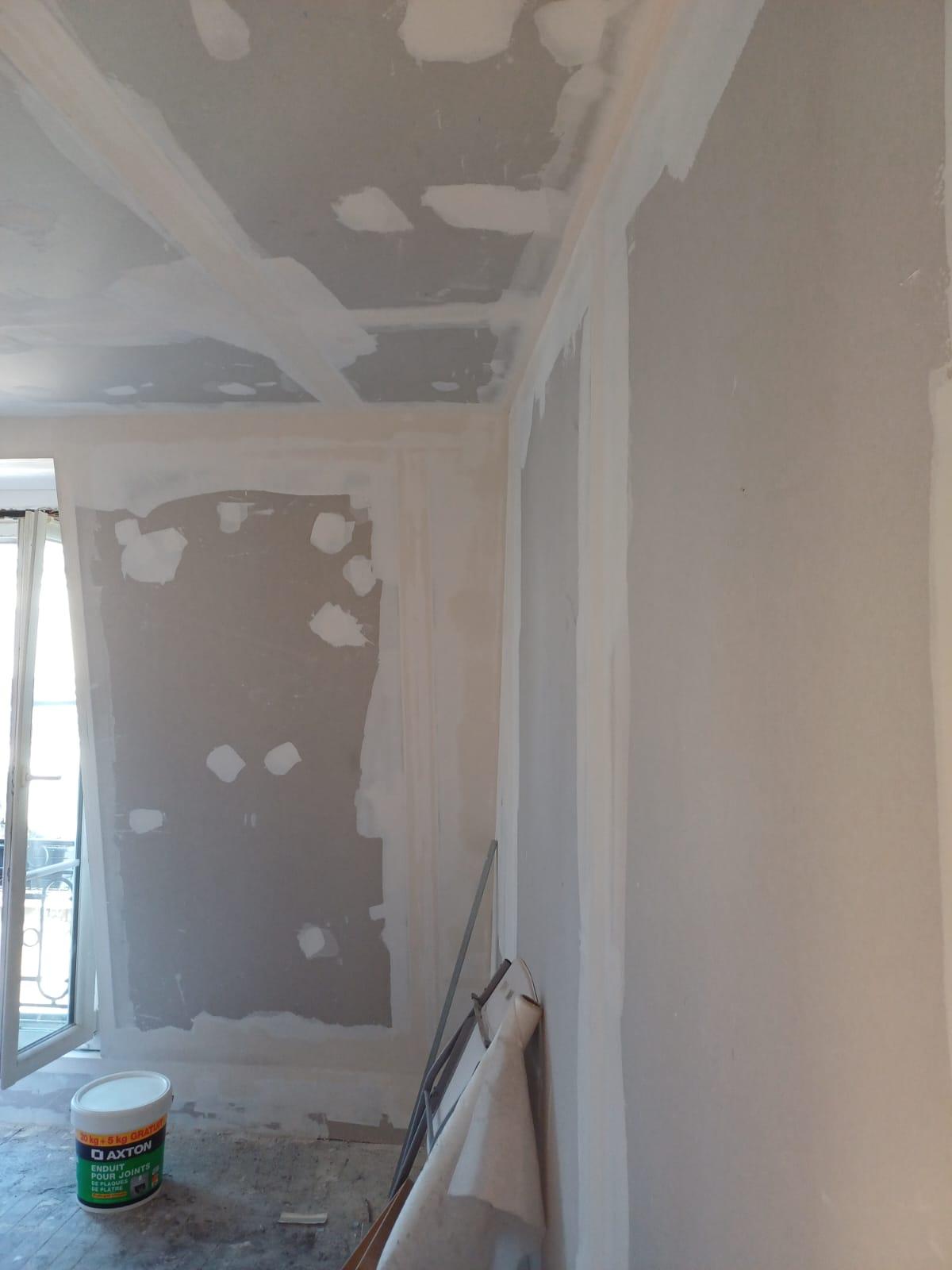 Travaux de pose de plaques de plâtre avec mise en plâtre pour murs lisses