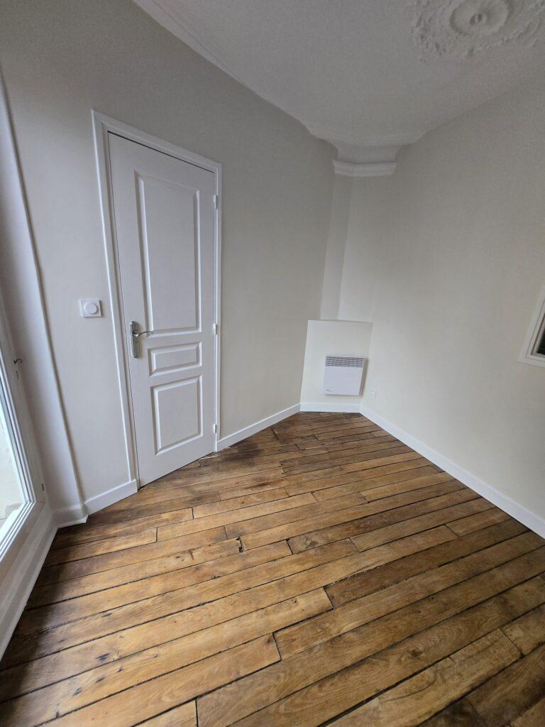 Pose d'un nouveau parquet dans cet appartement parisien typique avec ses moulures et décorations au plafond