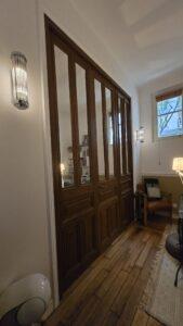 Grande porte et paroi vitrée à l'ancienne typique des appartements parisiens