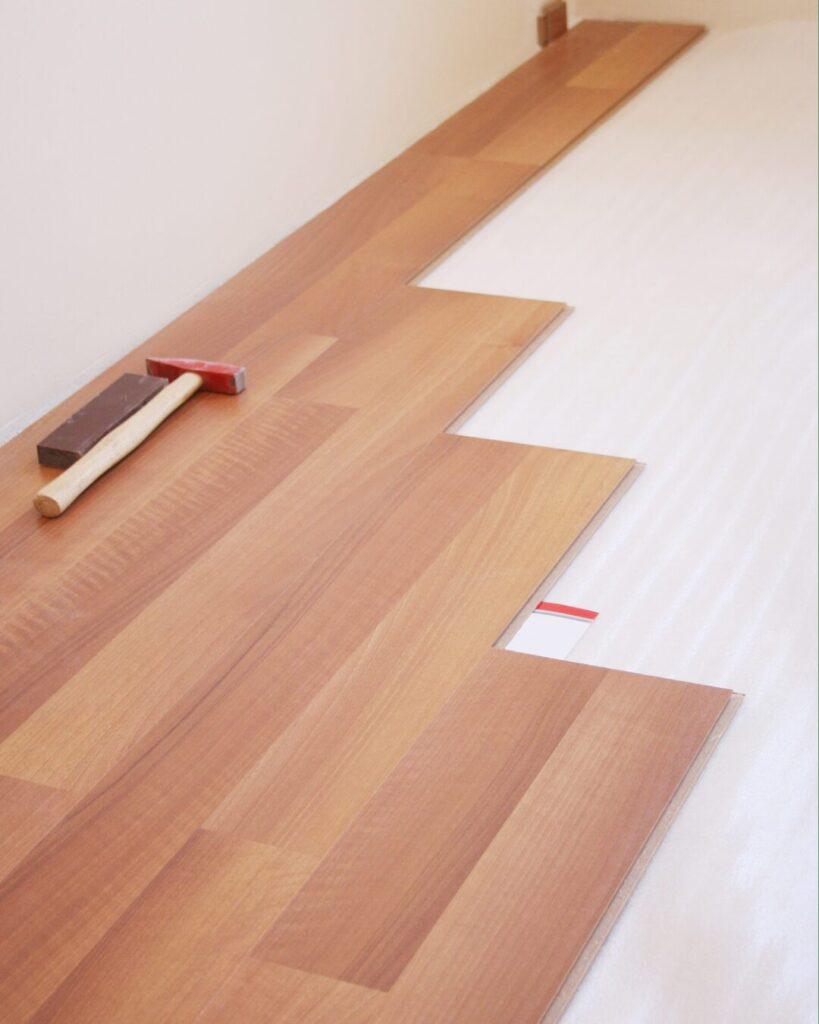 Pose d'un nouveau parquet dans un appartement parisien