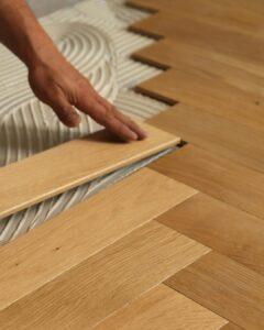 Pose collée pour l'application de ce nouveau parquet