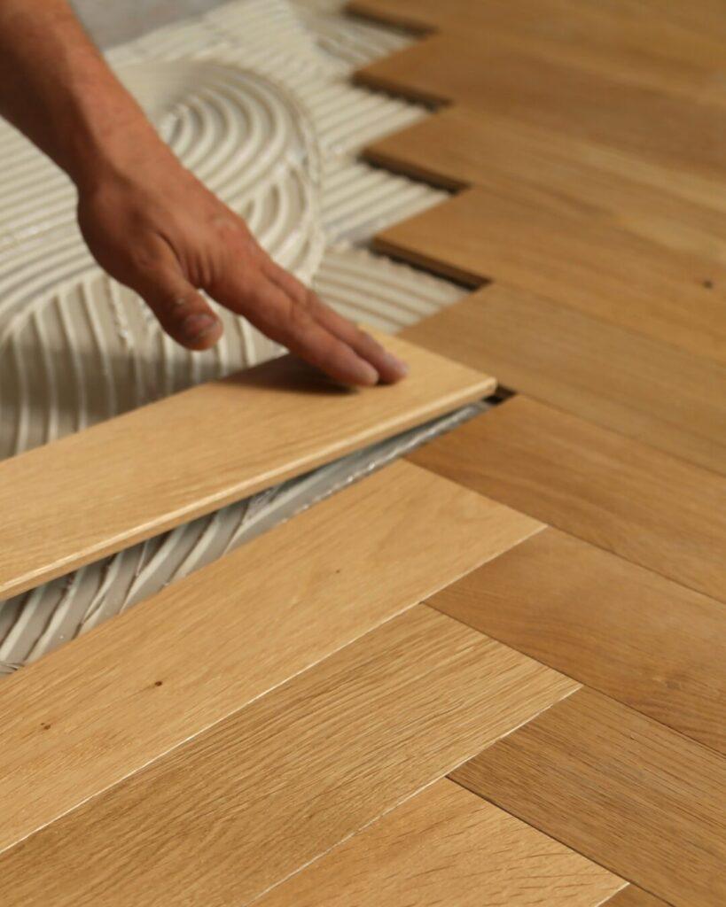 Pose collée pour l'application de ce nouveau parquet