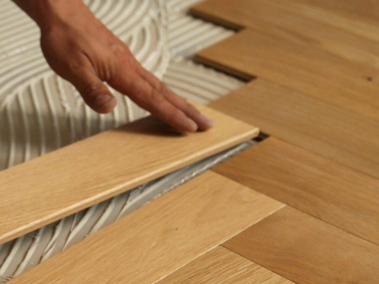 Parquet : faut-il choisir une pose flottante ou une pose collée ? Le guide expert pour réussir votre rénovation à Paris