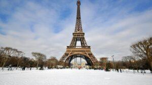 La tour eiffel et le champ de mars sous la neige