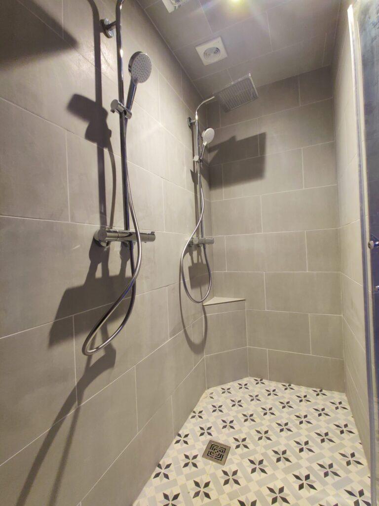 Douche avec bac à carreler et double colonne de douche