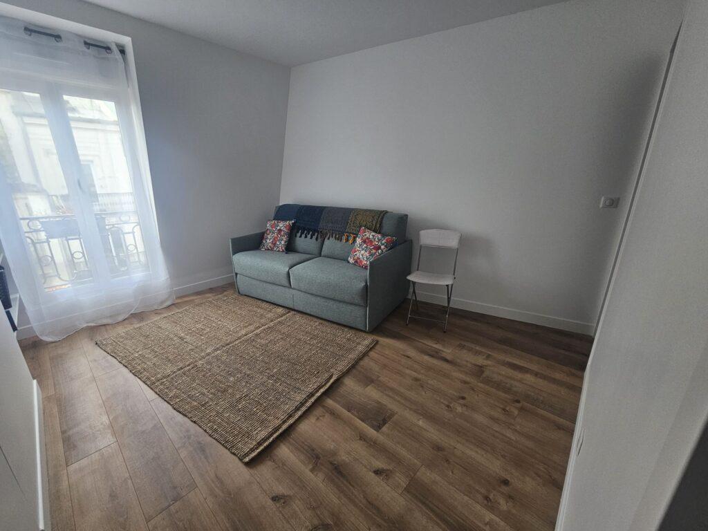 Pièce de vie lumineuse avec parquet massif