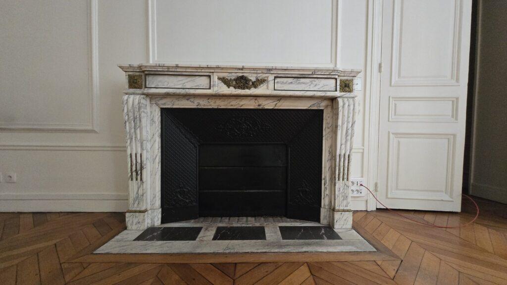 Grande cheminée ancienne en marbre blanc