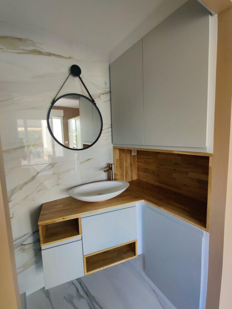 Salle de bain avec grande crédence en marbre blanc